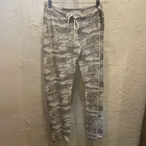 Monrow camo sweatpants